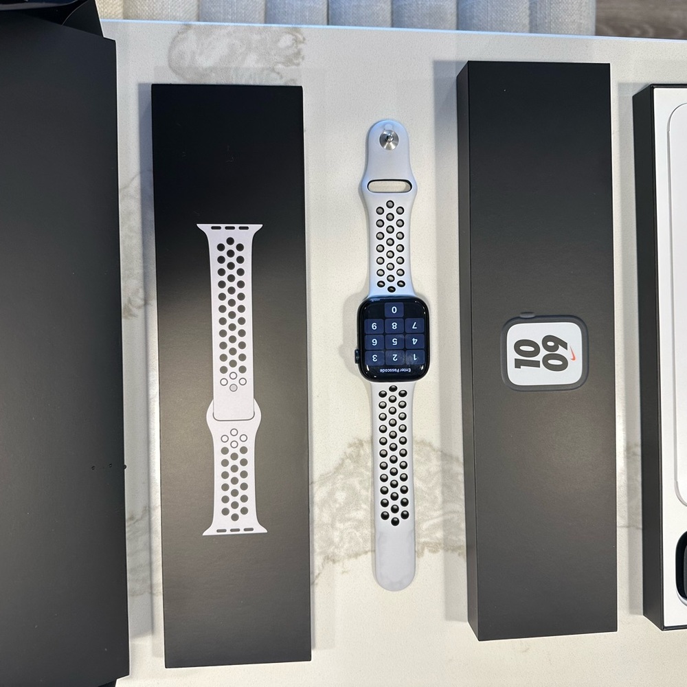 Apple watch 7 nike series ( GPS + Cellular ) in excellent condition !